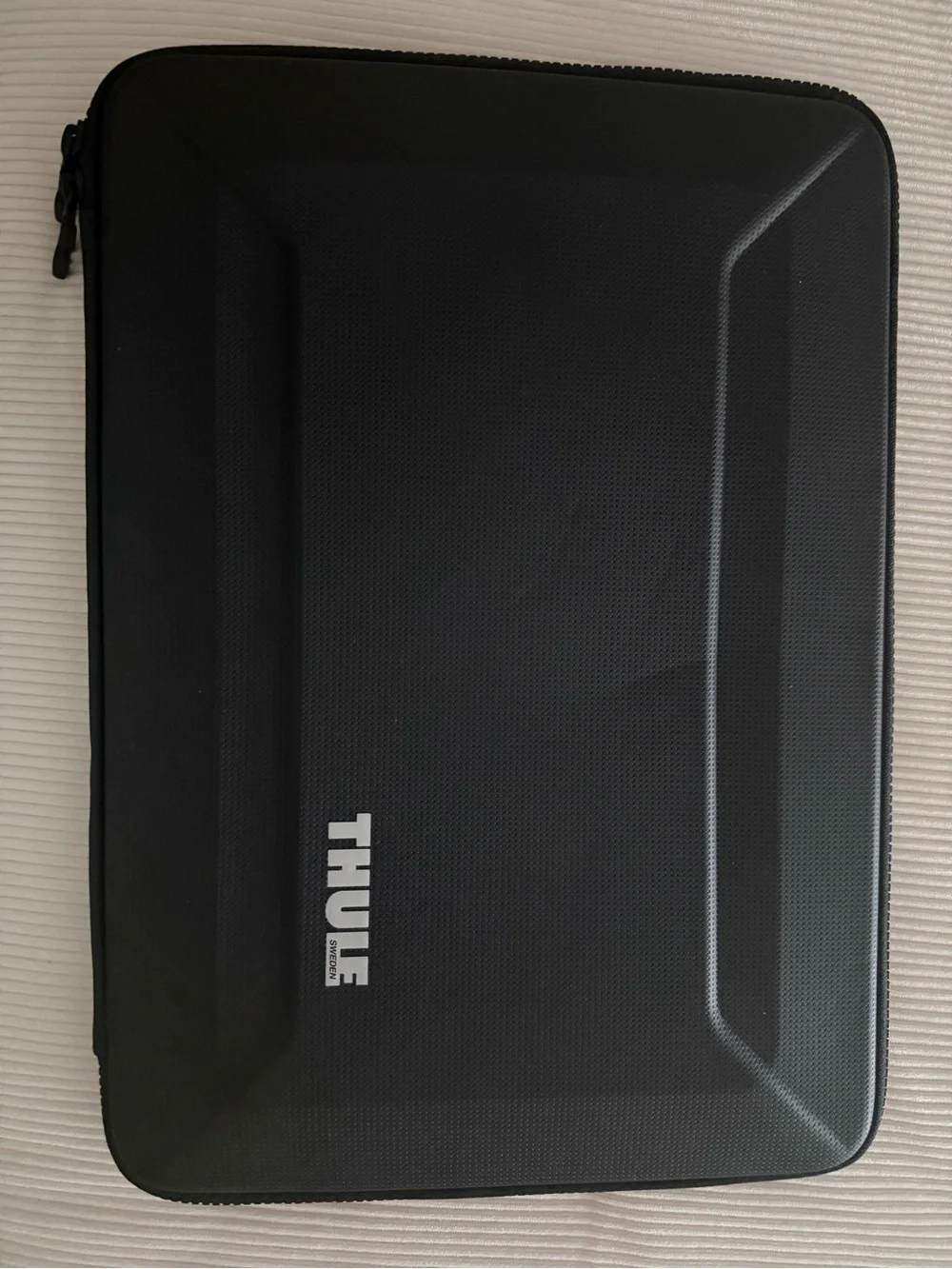 Thule Black Hard-Shell Tablet Sleeve with Zipper for 16 inch